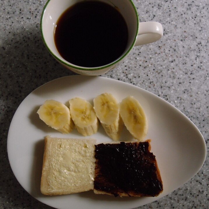 プラムジャム＆バター食パンとバナナとコーヒーの朝食